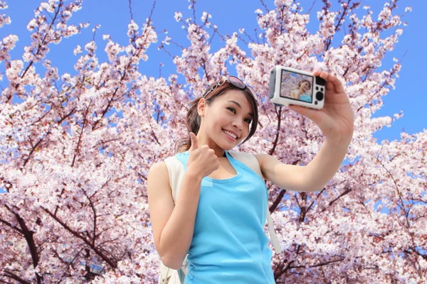 Happy woman traveler take a photo — Stock Photo, Image