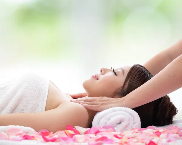 Schöne Frau erhält Massage — Stockfoto