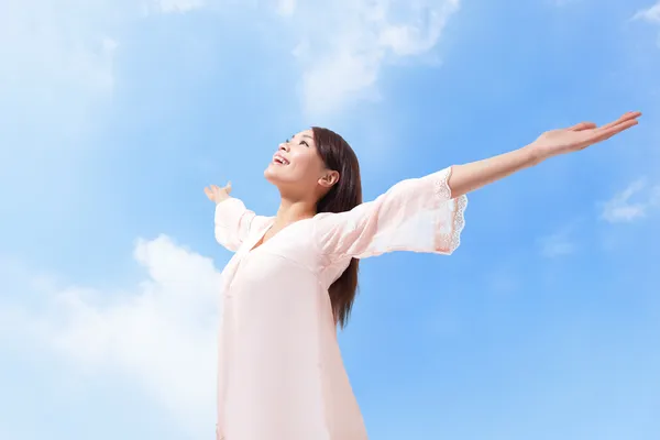 Hermosa mujer respirando aire fresco con los brazos levantados — Foto de Stock