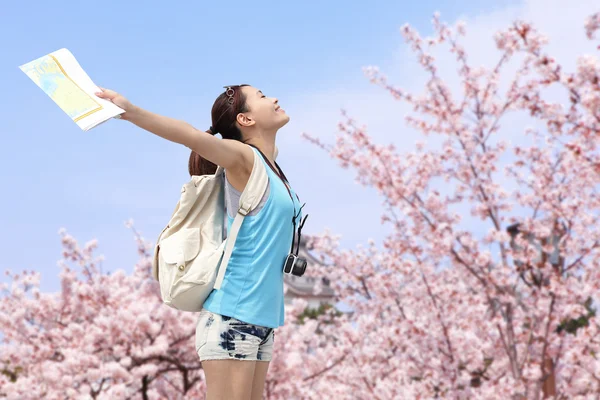 Femme heureuse voyageur se détendre sentir libre — Photo