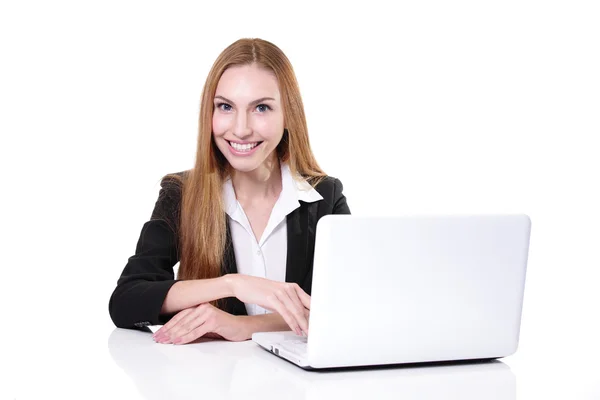 Junge, fröhliche Geschäftsfrau sitzt am Tisch Stockfoto