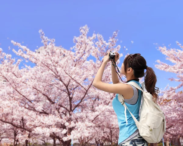 Glad kvinna traveler tar ett foto — Stockfoto