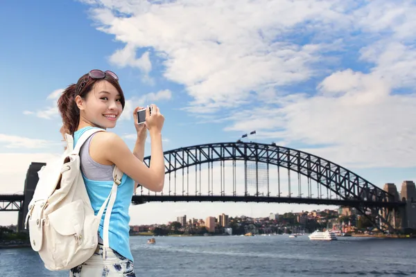 Mulher feliz viajante na Austrália — Fotografia de Stock