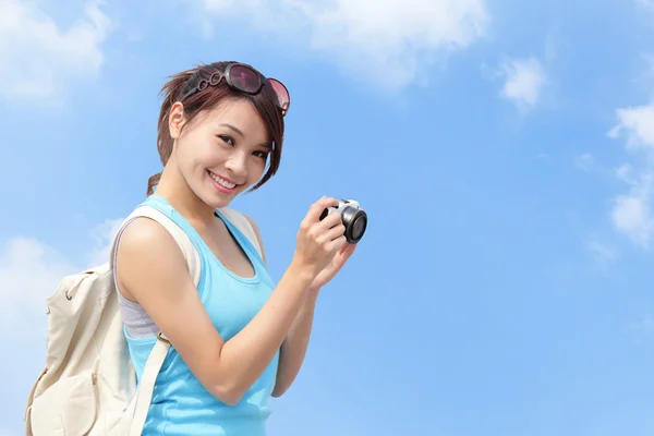 Щаслива жінка мандрівник фотографує на камеру — стокове фото