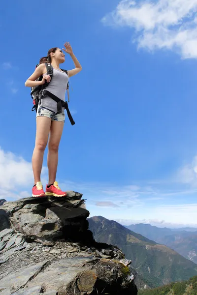 Mulher feliz caminhante montanha — Fotografia de Stock