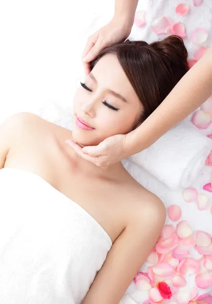 Junge Frau genießt Massage im Wellnessbereich — Stockfoto