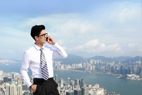 Homem de negócios chamando por telefone inteligente — Fotografia de Stock