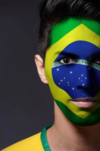 ブラジルの国旗を塗りを持つ男 — ストック写真