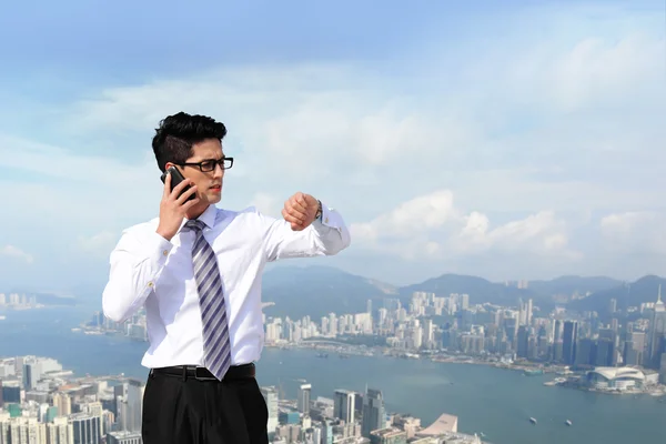 Empresário falando ao telefone — Fotografia de Stock