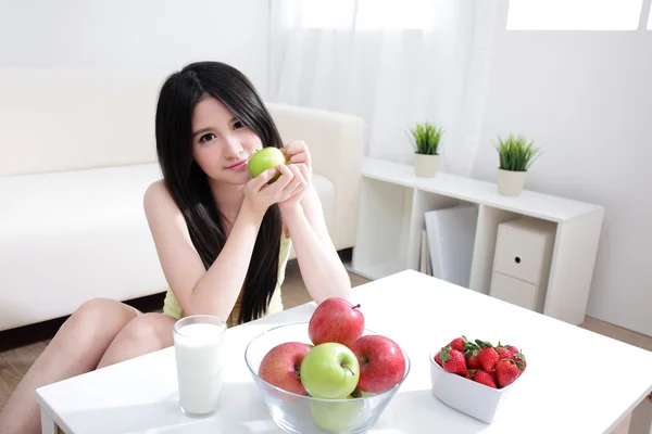 Kvinna njuter av mjölk och frukt — Stockfoto