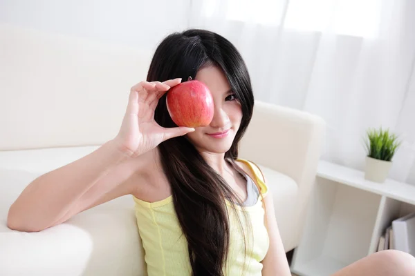 Mulher com maçã — Fotografia de Stock