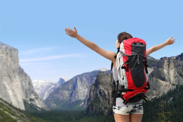 Caminhante mulher com mochila — Fotografia de Stock