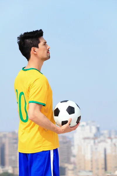 Jugador de fútbol sosteniendo pelota — Foto de Stock