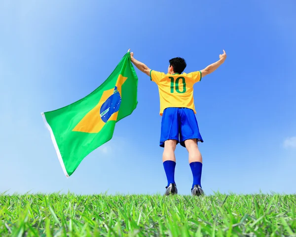 Homem segurando uma bandeira do brasil — Fotografia de Stock