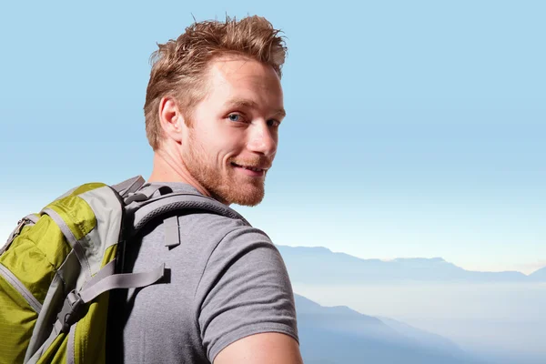 Exitoso hombre excursionista de montaña — Foto de Stock