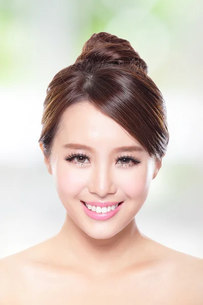 Piękna kobieta uśmiech z czystej twarzy skóry — Zdjęcie stockowe