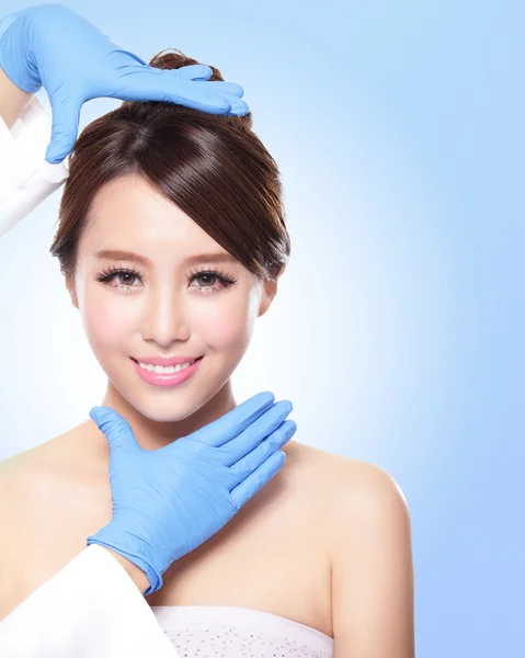 Schönes weibliches Gesicht mit Schönheitschirurgie-Handschuh — Stockfoto