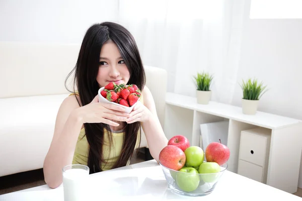 显示新鲜草莓在家里的女人 — 图库照片