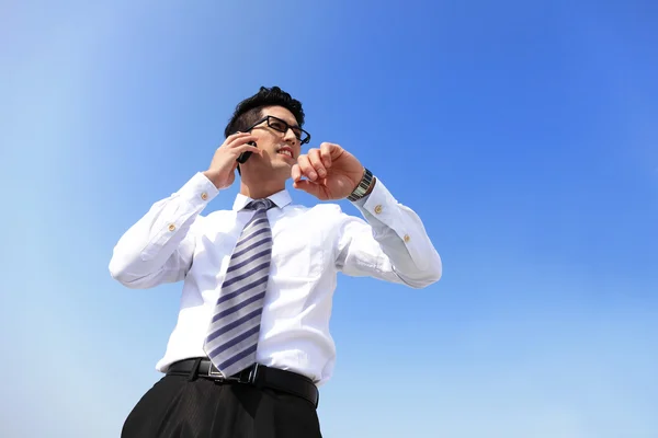 Business man look watch with blue sky — Stock Photo, Image