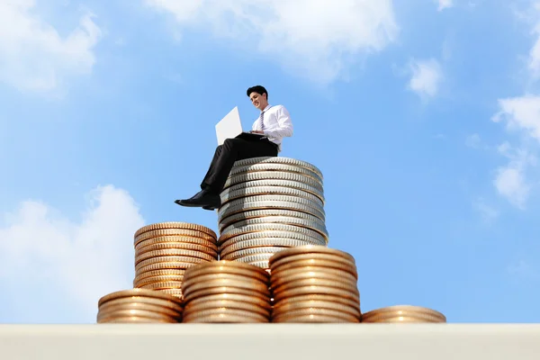 Succesvolle business man aan het werk op groei geld trap munt met sky — Stockfoto