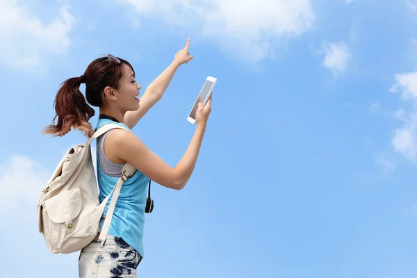 Glad kvinna traveler använda TabletPC — Stockfoto