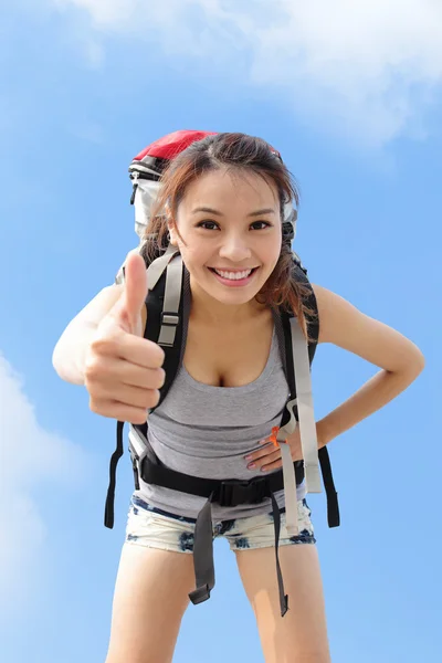 Mujer feliz excursionista de montaña — Foto de Stock