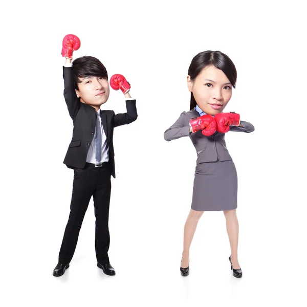 Biznes mężczyzny i kobiety stanowią wygrać z Rękawice bokserskie — Zdjęcie stockowe