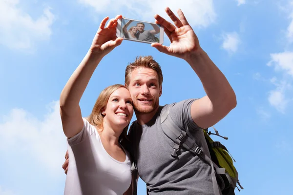 Šťastný pár selfie o chytrý telefon — Stock fotografie