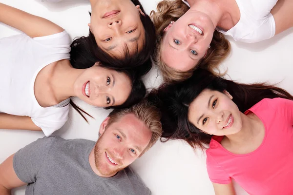 Gelukkige groep vrienden — Stockfoto