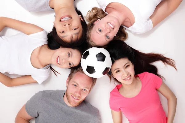 Happy Groupe d'amis avec ballon de football — Photo