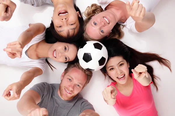 サッカー ボールと友達の幸せなグループ — ストック写真