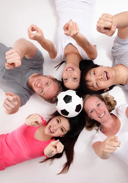 Šťastný skupina přátel s fotbalovým míčem — Stock fotografie