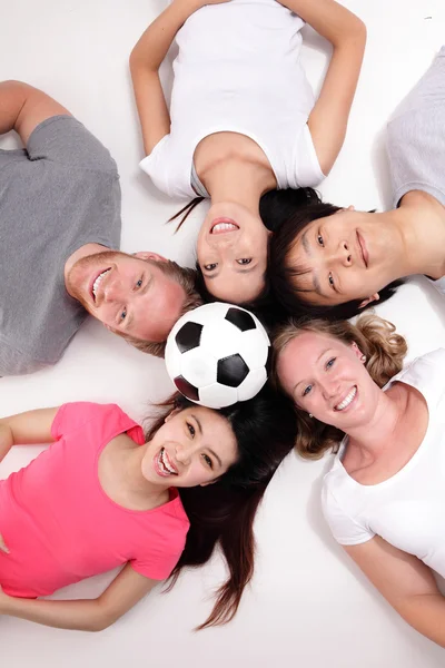 Grupo feliz de amigos con pelota de fútbol — Foto de Stock