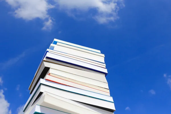 Pila de libros contra el cielo azul — Foto de Stock