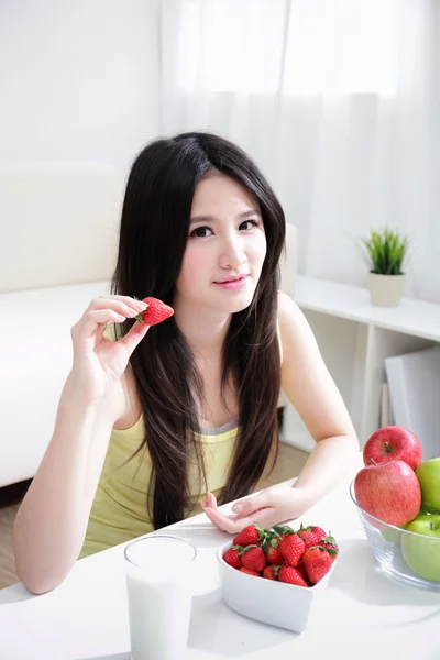 Mujer mostrando fresas frescas — Foto de Stock