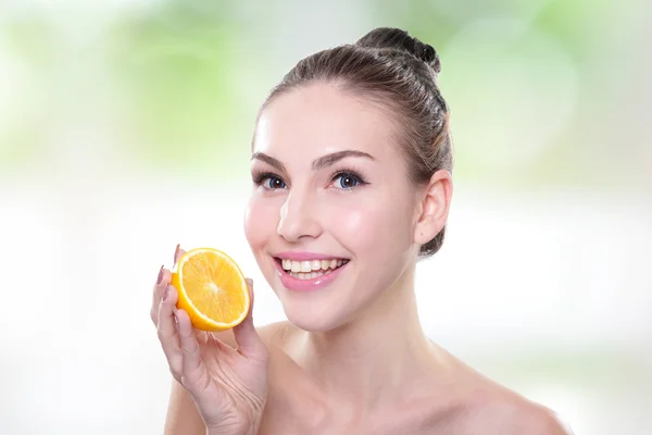 Rosto de mulher bonita com laranja — Fotografia de Stock