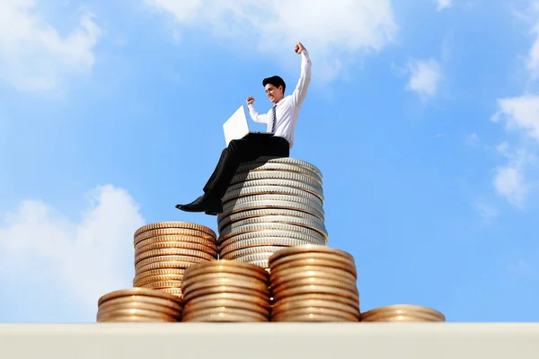 Hombre de negocios exitoso trabajando en escaleras de dinero de crecimiento — Foto de Stock