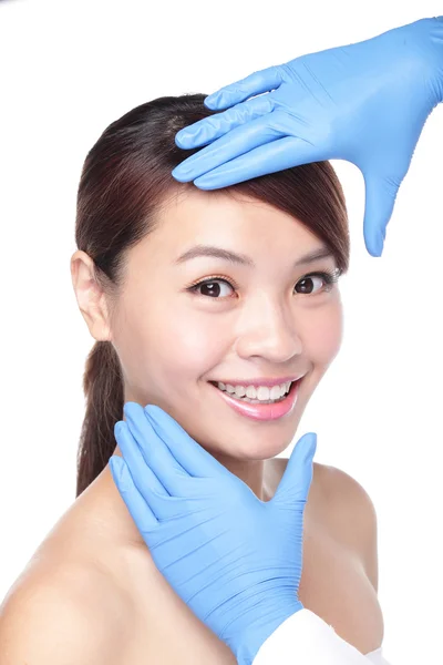Krásná ženská tvář s plastickou chirurgii rukavice — Stock fotografie