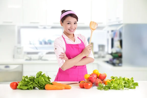 幸福微笑的女人，在厨房里 — 图库照片