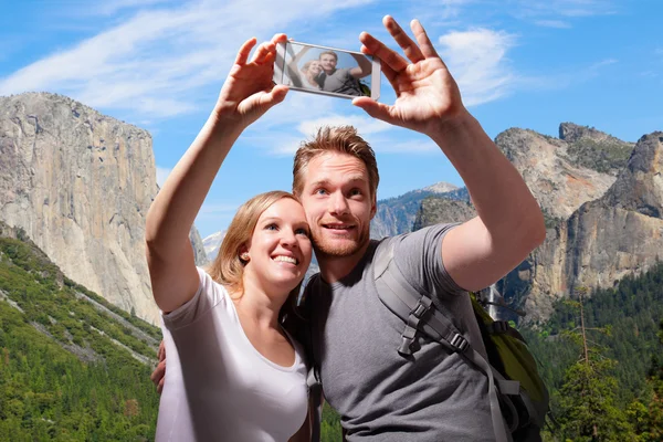 Boldog pár selfie a yosemite — Stock Fotó