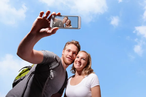 Feliz pareja selfie por teléfono inteligente —  Fotos de Stock