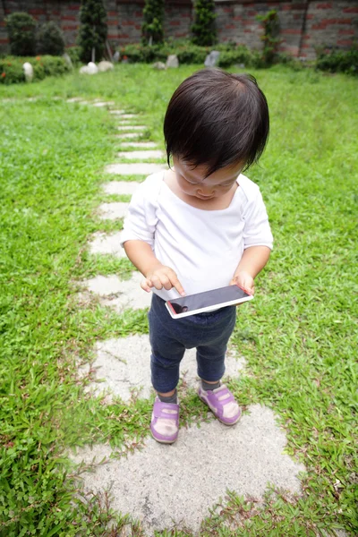 Kind gebruikend smartphone — Stockfoto