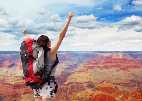 Mujer excursionista de montaña en Gran Cañón — Foto de Stock