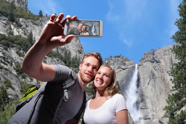 Selfie pareja feliz en yosemite — Foto de Stock