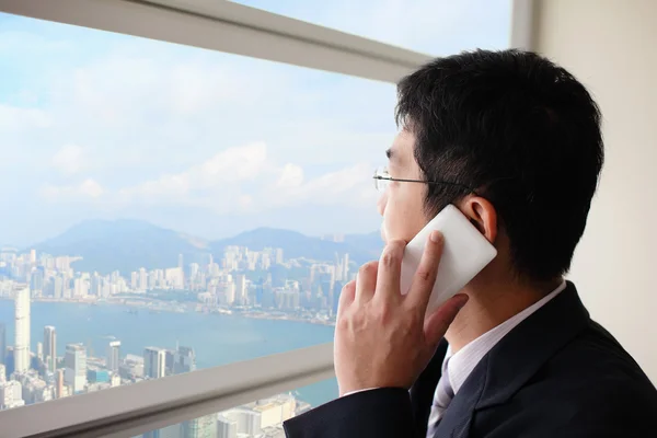 Homem de negócios falando no telefone inteligente — Fotografia de Stock