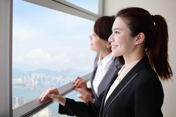 Affärskvinna tittar genom fönstret — Stockfoto