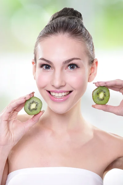 Cara de mujer con kiwi fruta —  Fotos de Stock