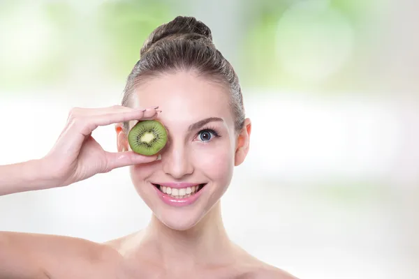 Cara de mujer con kiwi fruta —  Fotos de Stock