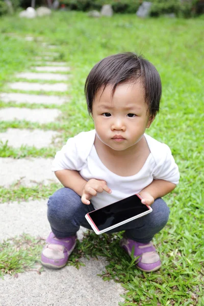 Дитина за допомогою смартфона — стокове фото