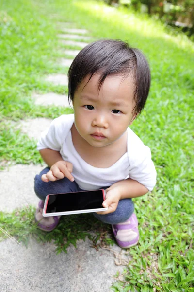 Kind gebruikend smartphone — Stockfoto